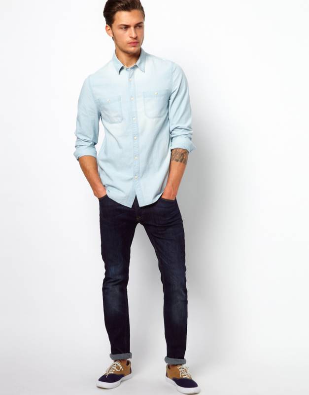 мужские темно синие джинсы и светлая рубашка