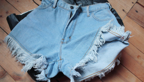 Как из джинсов сделать шорты с бахромой?