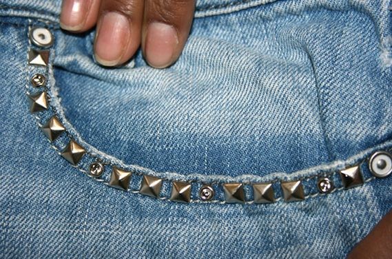 как украсить джинсы заклепками