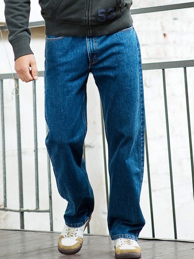 как носить мужские темно синие широкие джинсы