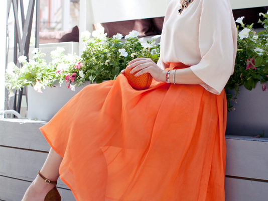 С чем носить оранжевую юбку?
