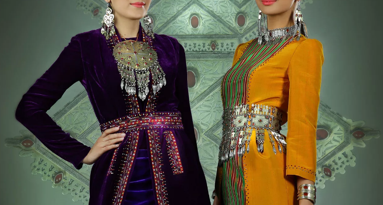 Дизайнеры Туркменистана представили весеннюю коллекцию одежды