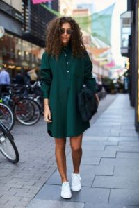 зеленое платье с кедами