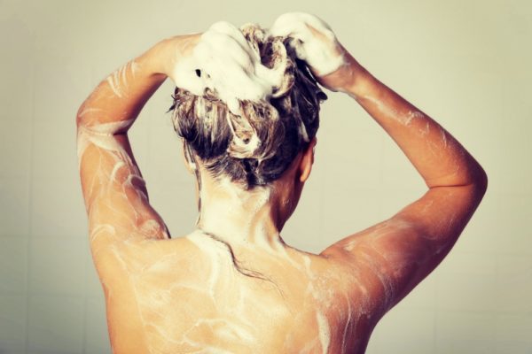 Можно ли каждый день мыть голову шампунем
