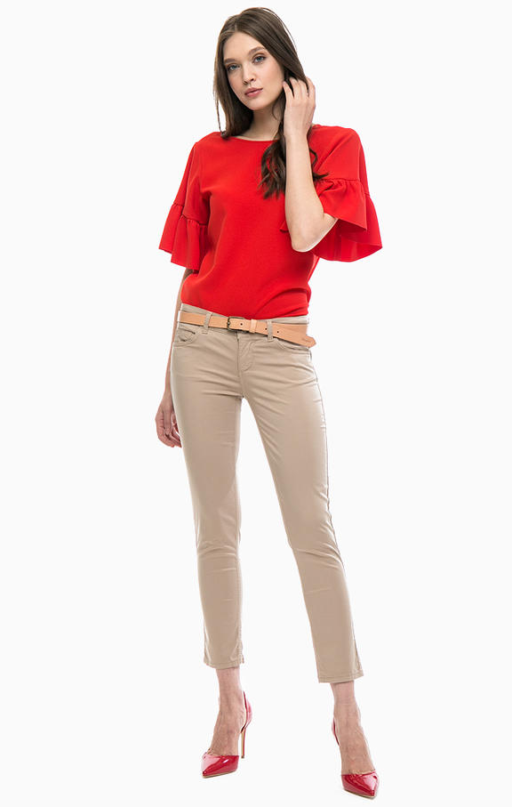 Кофта к брюкам. Блузка под бежевые брюки. Блузка с брюками. Кофта к бежевым брюкам. Красная футболка бежевые брюки.