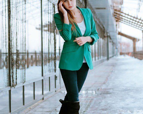 С чем носить зелёный пиджак женщинам