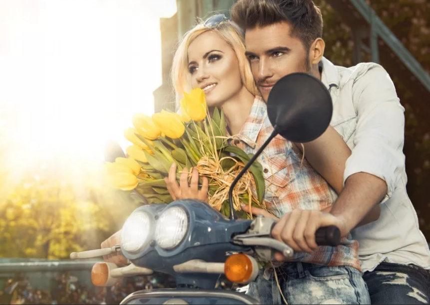 девушка с парнем на мотоцикле