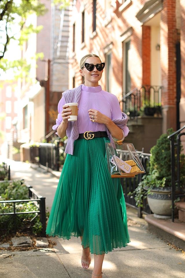 Зелёная юбка со светло-фиолетовой водолазкой.