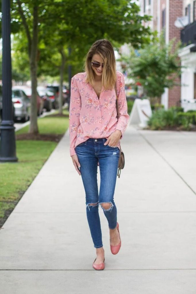 джинсы с розовой блузкой