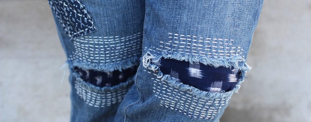 Как задекорировать дырку на джинсах на коленке?