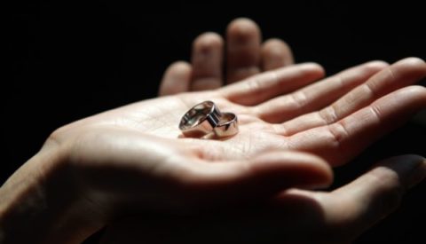 Потеря обручального кольца мужем: приметы