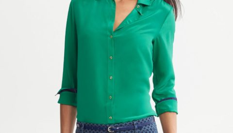Зелёная блузка рубашечного типа.