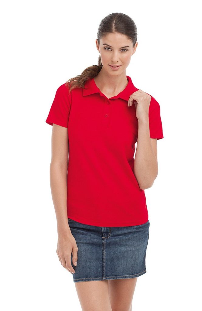 Красная футболка с джинсовой юбкой.