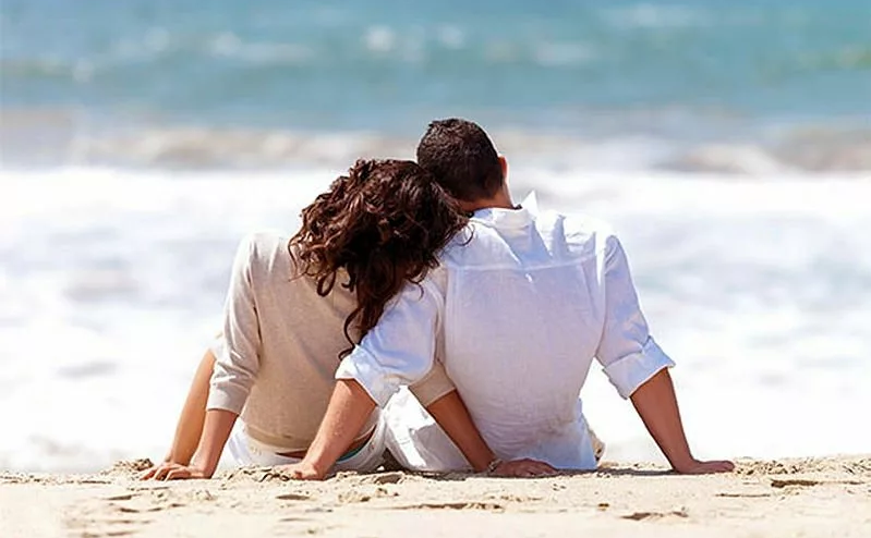 счастливая пара на берегу моря