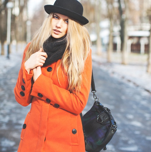 С чем носить женское пальто оранжевого цвета? шляпа, сумка