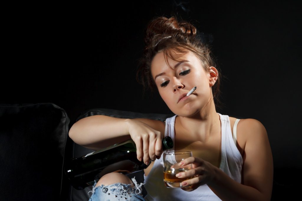 Фото девушки с сигаретой и алкоголем