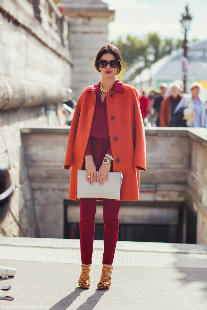 С чем носить женское пальто оранжевого цвета? сумка