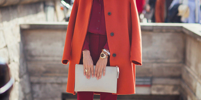 Яркие и запоминающиеся образы с оранжевым пальто
