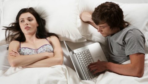 Муж постоянно сидит на сайтах знакомств — что делать?