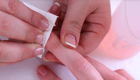 Обезжиривание ногтевой пластины.
