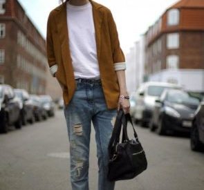 Пиджак с футболкой и джинсами