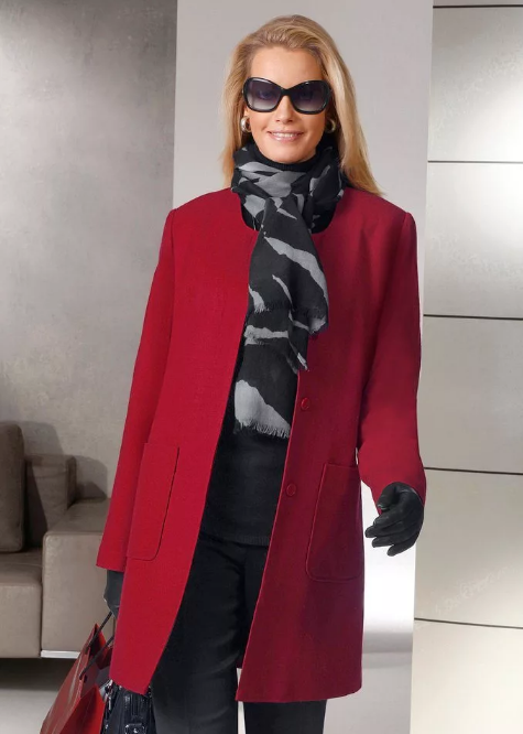 красное пальто с глубоким вырезом и шарф завязан парижским узлом