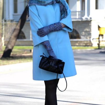 Стильные образы с голубым пальто, как правильно носить