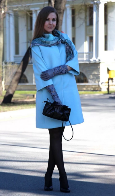 Стильные образы с голубым пальто, как правильно носить