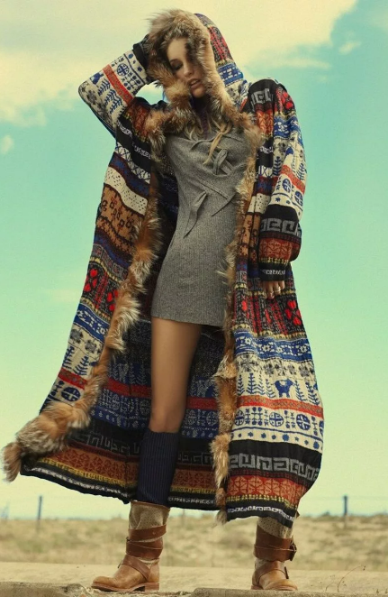 вязаное женское пальто стиль бохо с меховыми вставками
