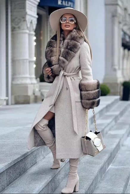 зимнее пальто белое с мехом и высокими сапогами