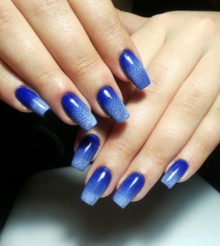 Варианты дизайна ногтей гель-лаком в синем цвете.