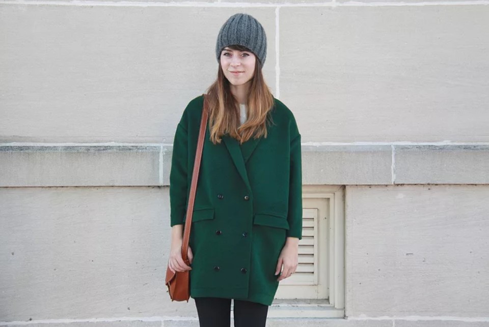 Зеленое пальто с шапкой