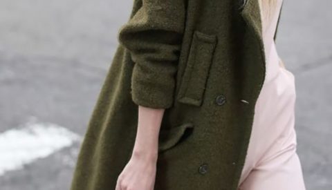 С чем носить женское пальто болотного цвета