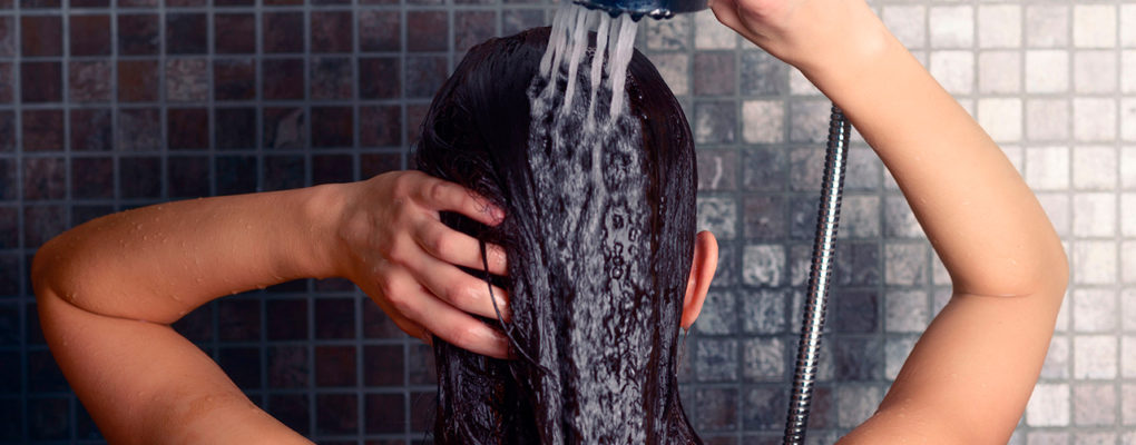 Вредно ли мыть волосы гелем для душа?