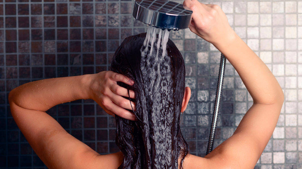 Можно ли мыть волосы гелем для душа?
