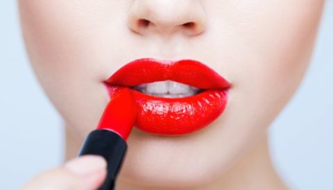 Как правильно красить губы карандашом и помадой?