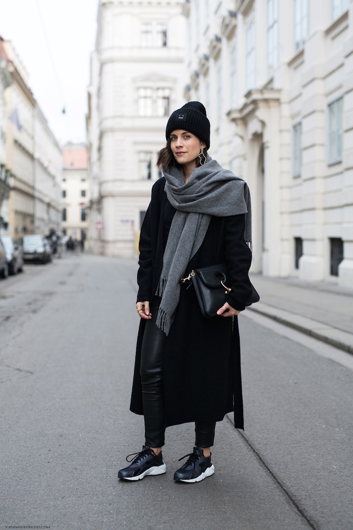 Длинное пальто с кроссовками — стильный и смелый образ