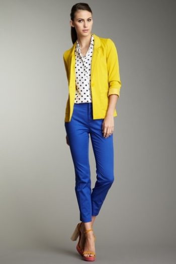 Желтый пиджак и синие брюки