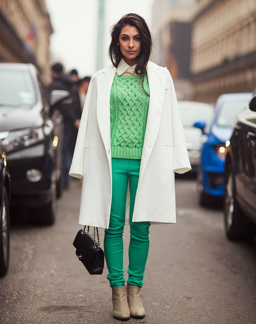 зеленые брюки с пальто