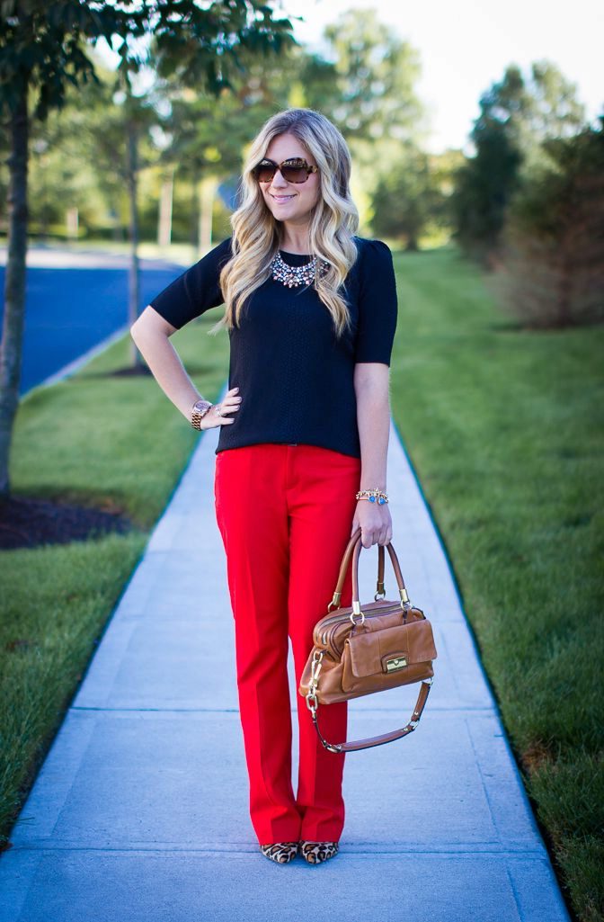 Что можно одеть с красными брюками женщине фото