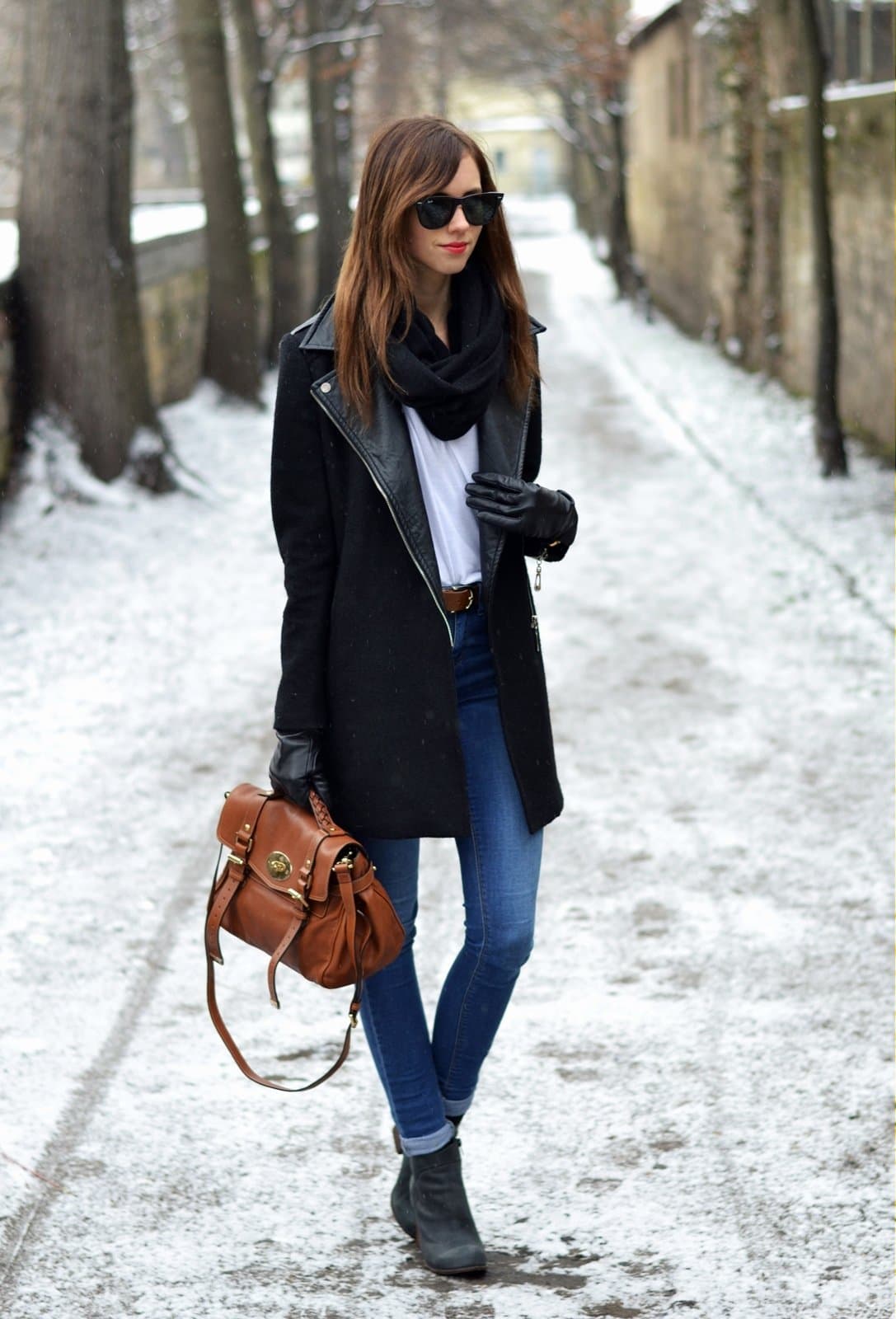 Черное пальто и синяя сумка