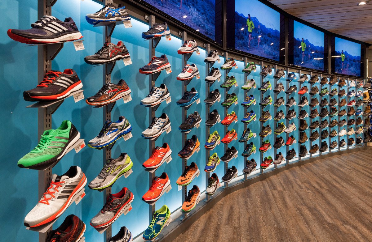 Рейтинг кроссовок 2024. Бюджетные кроссовки. Athletic обувь in Store. Footwear. Athletic foot обувь in Store.