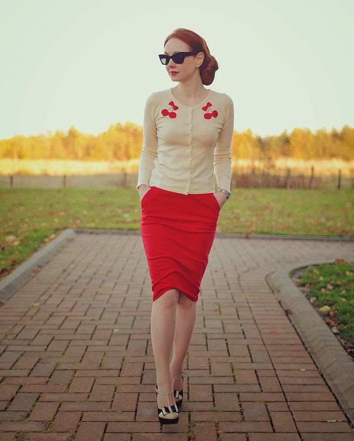 Белая блузка с бордовой юбкой
