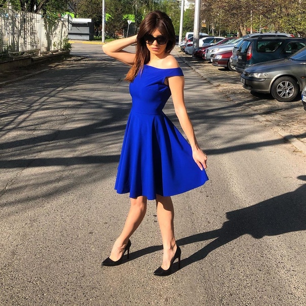 Синее платье и чёрные туфли