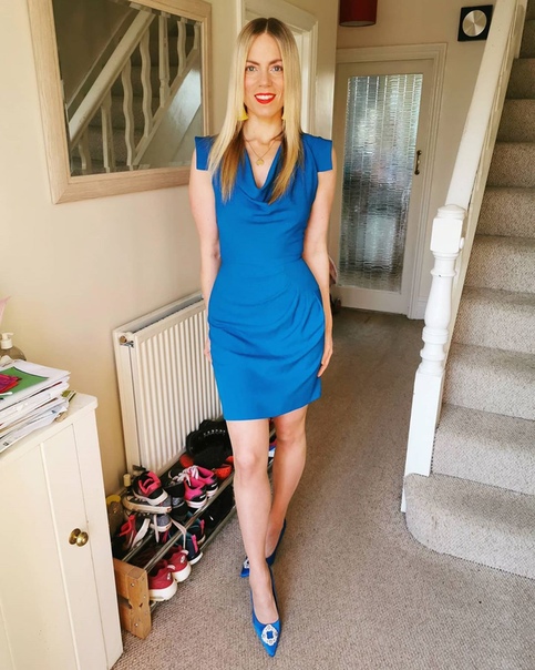 Короткое синее платье и синими туфлями