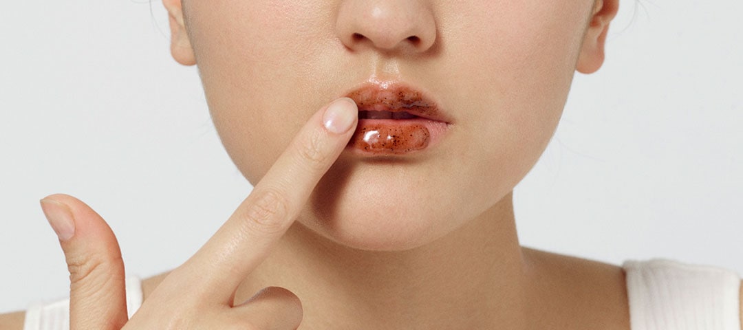 Как наносить скраб для губ